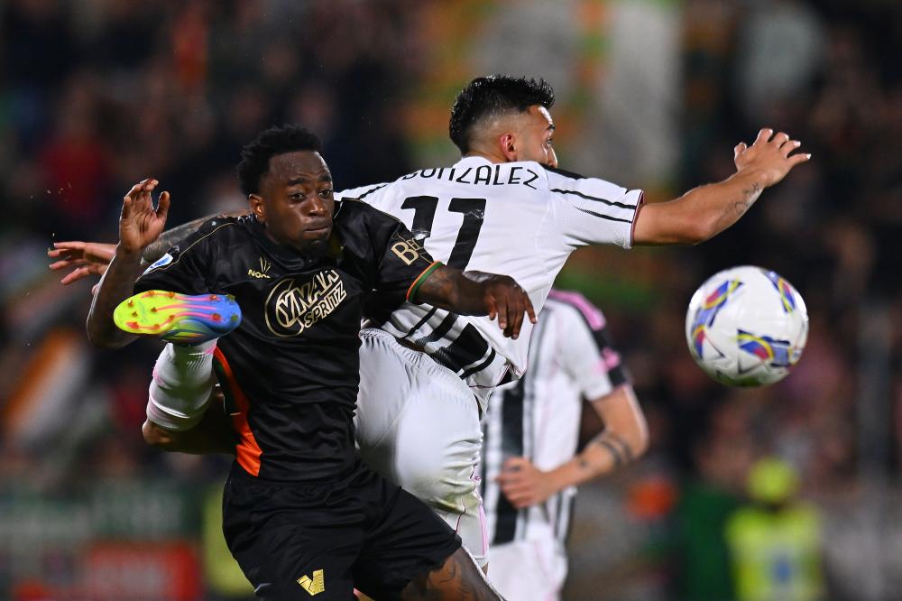 状态不错！4号秀克尼佩尔半场9中7轰18分