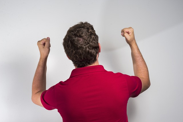 萨拉赫无缘利物浦欧冠名单，斯洛特称俱乐部必须作出回应；此前萨拉赫因未首发炮轰球队