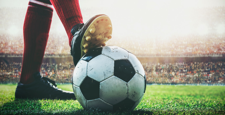 球星关键球命中后转身太霸气