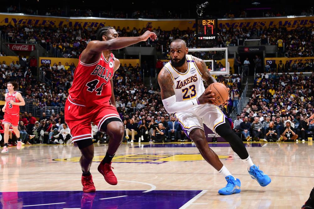 重庆球迷邀请“铁帅”李章洙吃火锅：李章洙很喜欢重庆的麻辣